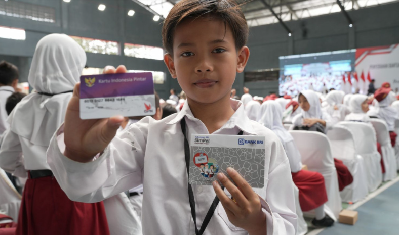 Siswa memegang Kartu Indonesia Pintar. Foto: MI/Adi Kristiadi