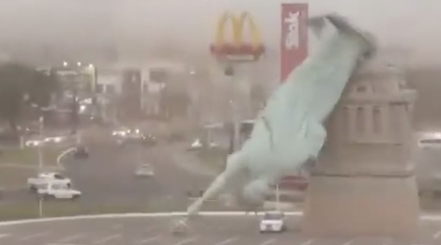 Foto: Sebuah replika Patung Liberty setinggi 24 meter roboh setelah badai melanda di luar megastore Havan di Gua&iacute;ba, Rio Grande do Sul, Brasil, Senin (15/12/2025). (Tangkapan Layar X/@TaraBull)