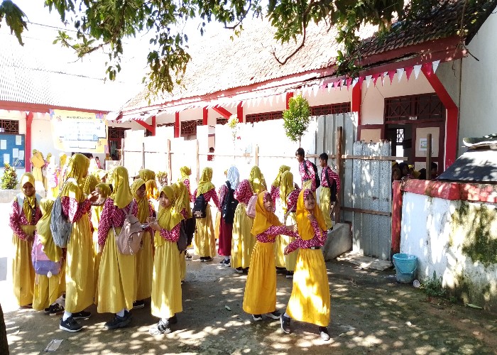Siswa-siswi SDN Balung Arosbaya dipulangkan lebih awal karena ahli waris akan menyegel lahan sekolah.