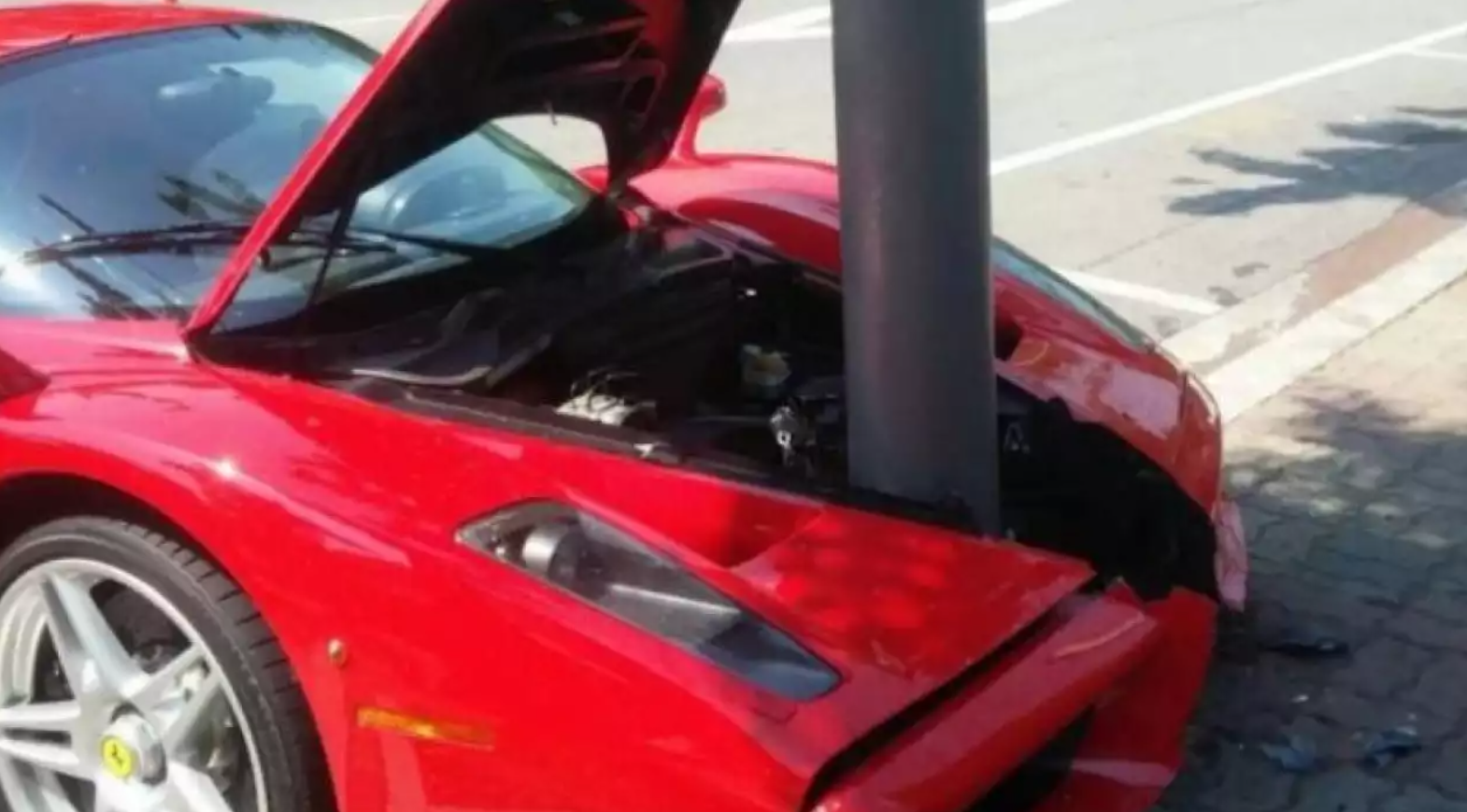Ferrari Enzo yang tabrak tiang listrik. (www.autoevolution.com)