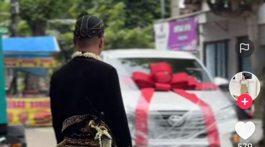Pernikahan di Nganjuk yang viral karena mempelai pria beri hadiah 5 ekor sapi dan 1 mobil dengan total hampir Rp 1 miliar. (Foto: tangkapan layar)