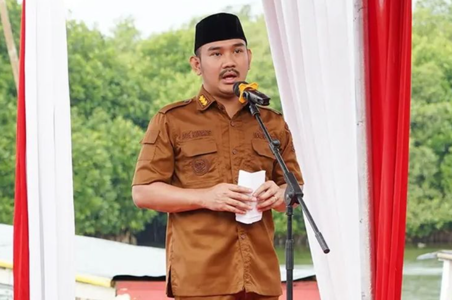 Bupati Bekasi Ade Kuswara Kunang menyerahkan bantuan jaminan sosial ketenagakerjaan serta sarana dan prasarana nelayan dan pembudidaya ikan di TPI Paljaya, Tarumajaya. (Humas Pemkab Bekasi)