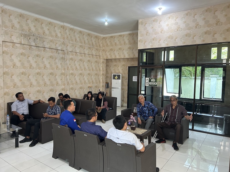 MINTA KEJELASAN: Aktivis dan sejumlah pelaku UMK mendatangi kantor Kejari Bangkalan, Kamis (18/12).&nbsp;