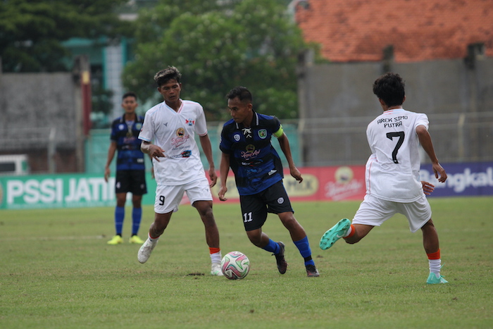 DITEMPEL KETAT: Pemain Perseba Bangkalan berebut bola saat bertanding melawan Simo Putra di SGB, Jumat (9/12).&nbsp;