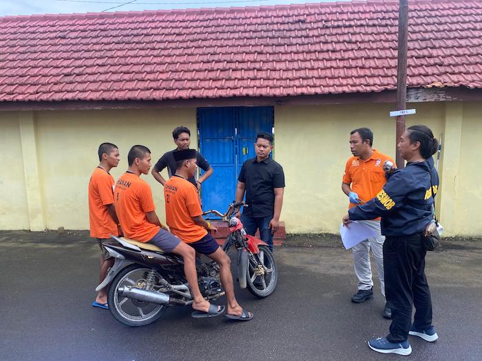 MEMPERJELAS PERAN: Para tersangka penganiyaan dan pembunuhan memperagakan tawuran saat rekonstruksi di halaman Mapolres Pamekasan.&nbsp;