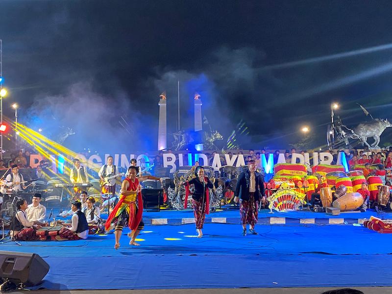 RANGKAIAN KEGIATAN HARJAD: Penari tampil dalam acara Panggung Budaya Madura, Jumat (12/12).&nbsp;
