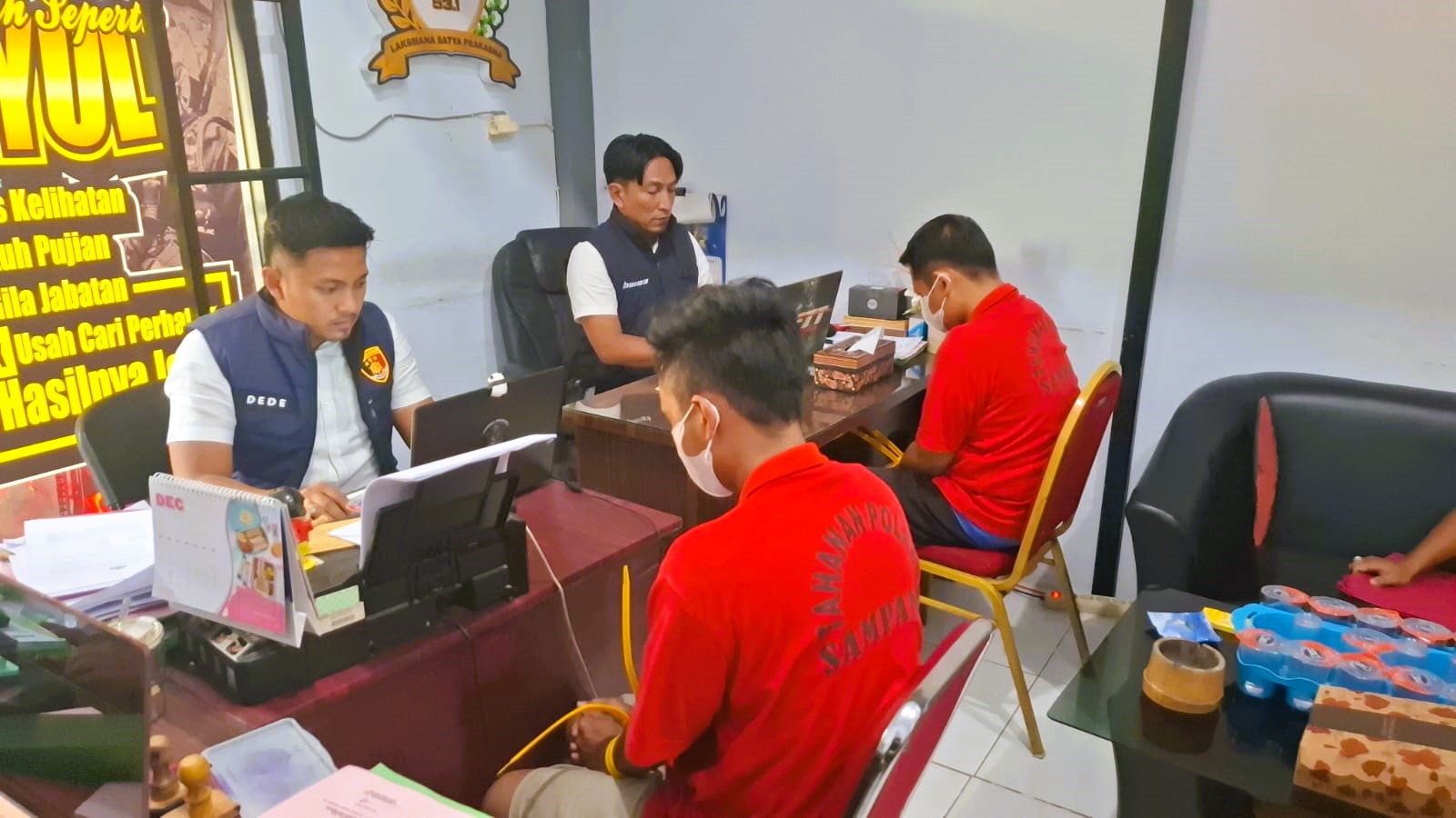 DIPERIKSA: Dua tersangka, ZI dan AI, saat diinterogasi oleh penyidik Polres Sampang usai ditangkap, Sabtu (8/12).&nbsp;