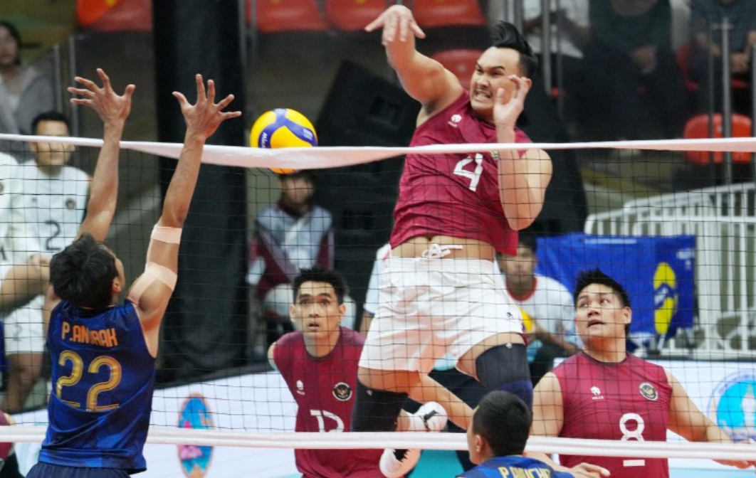 Rivan Nurmulki dkk harus mengakui ketangguhan tuan rumah Thailand setelah kalah 2-3 (20-25, 25-16, 23-25, 25-23, 12-15) di Indoor Stadium Huamark, Jumat (19/12) malam WIB.(foto:Herry/kemenpora.go.id)