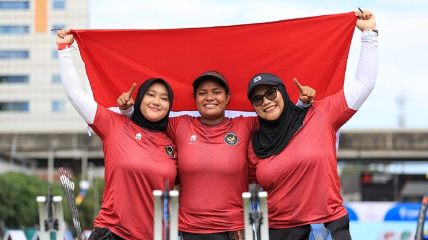 Nurisa Dian Ashrifah, Ratih Zilizati, dan Yurike Nina Bonita Pereira menyumbang emas dari nomor panahan beregu putri. Foto: NOC Indonesia/Naif Muhammad Al