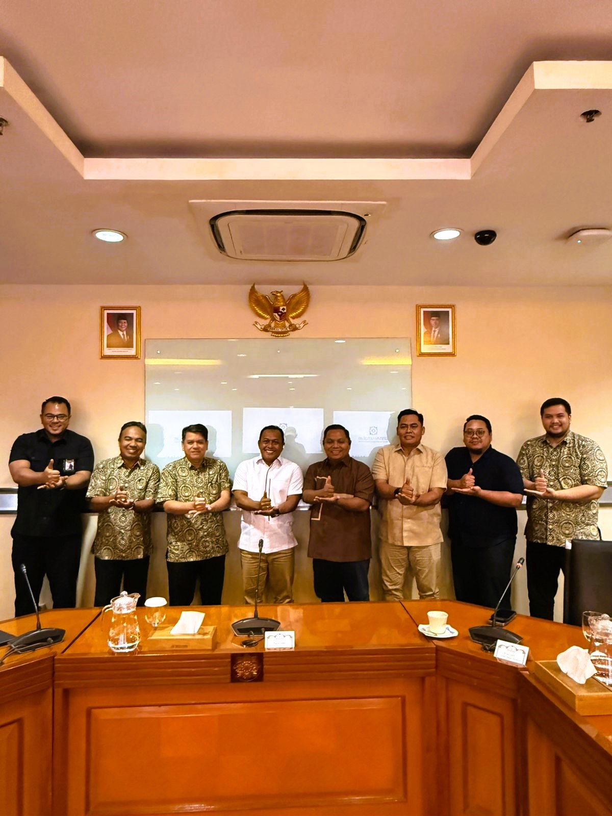 JEMPUT BOLA: Wabup Pamekasan Sukriyanto bersama Wakil Ketua DPRD Pamekasan Ismail, anggota Komisi IV DPRD Pamekasan Abd. Rasyid Fansari berfoto dengan pejabat BPJS Kesehatan, Rabu (17/12).&nbsp;