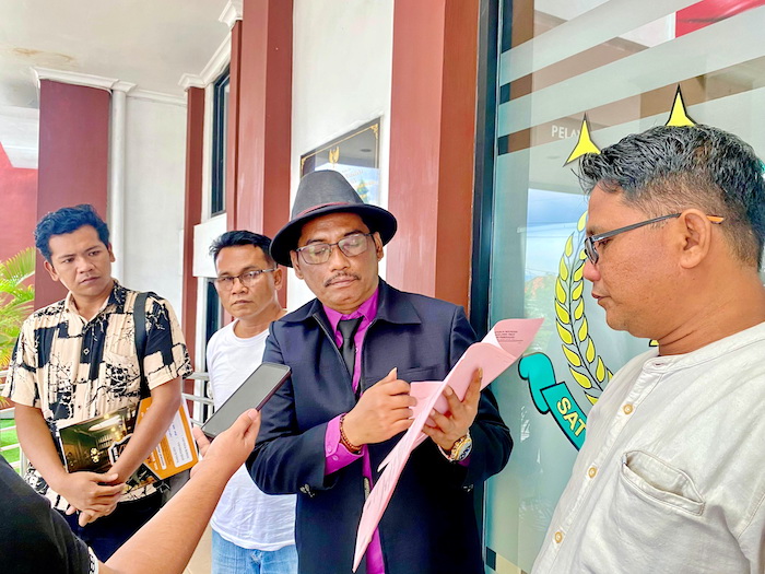 PROTES: Penasihat hukum tersangka Ach. Suhairi (pakai topi) didampingi pihak keluarga tersangka mendatangi Kejari Pamekasan, Kamis (18/12).&nbsp;