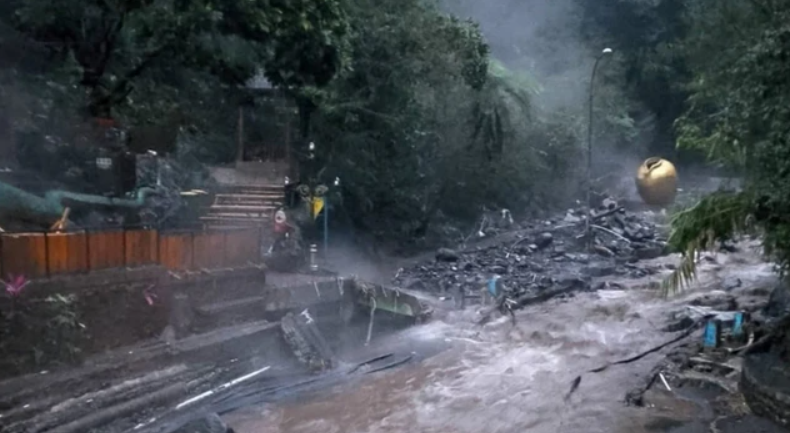Banjir bandang di kawasan wisata Guci, Tegal, Jateng, Sabtu (20/12/2025). Foto: Dok. BPBD Jateng