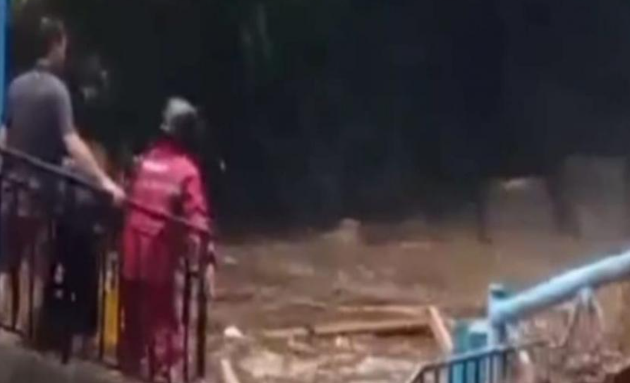 BNPB: Belum ada laporan korban jiwa akibat banjir bandang di Guci. (antara)