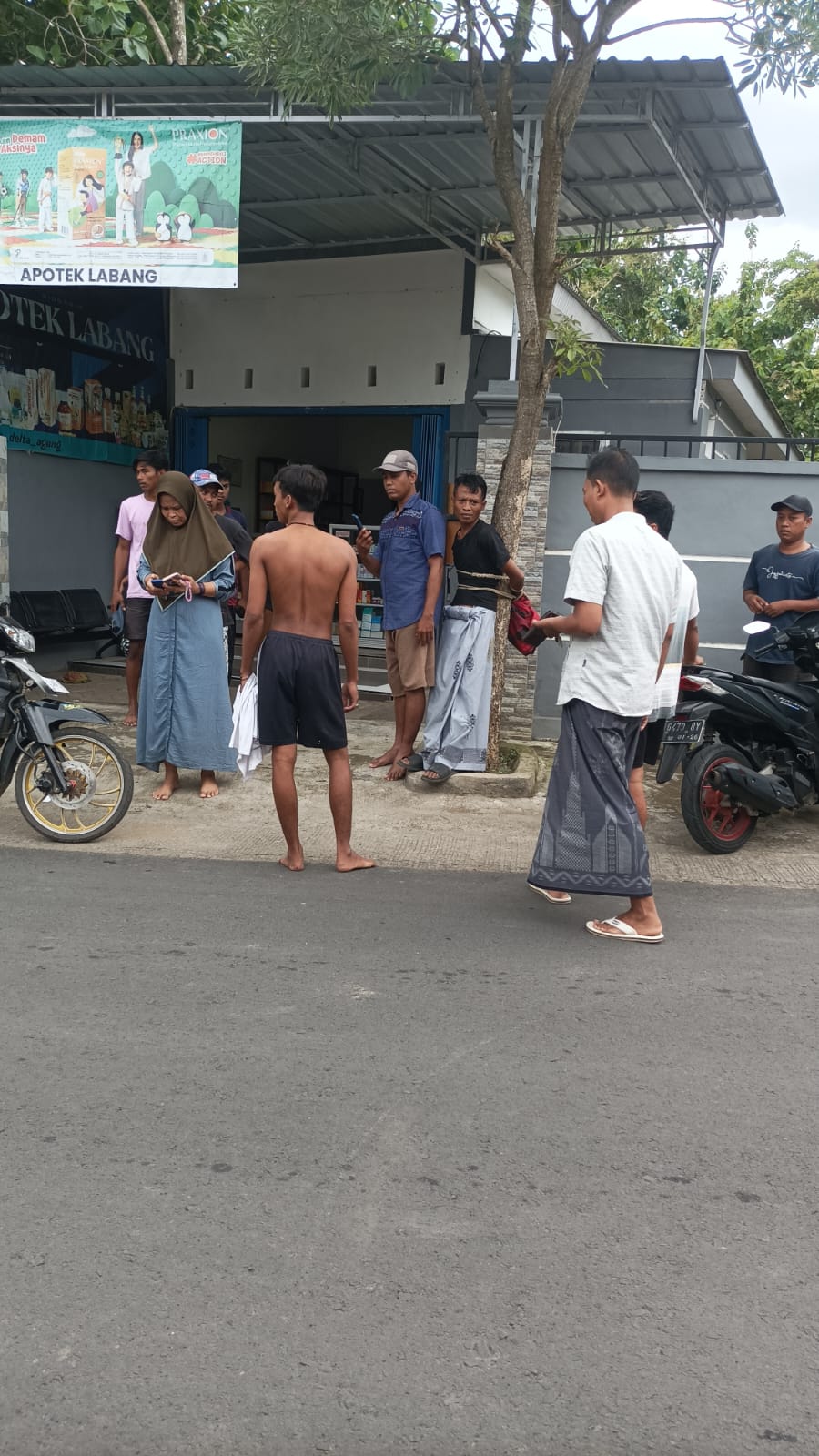 TAK BERDAYA: Pelaku pencurian tas diamankan warga di Desa Labang, Kecamatan Labang, Bangkalan, Sabtu (20/12).