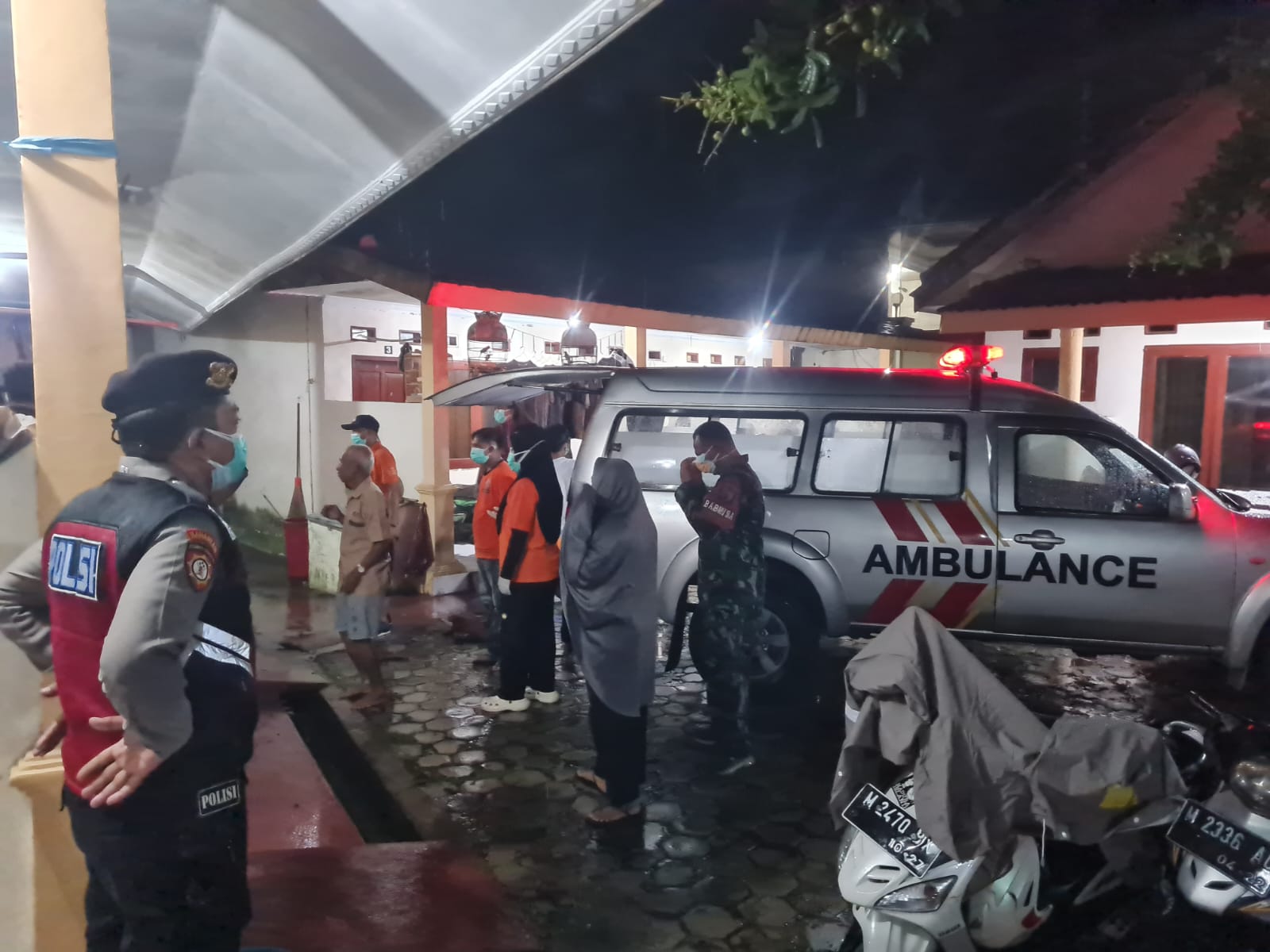 EVAKUASI JENAZAH: Jajaran Polres Pamekasan dibantu petugas rumah sakit dan BPBD saat mengevakuasi pensiunan TNI yang meninggal di kamar kos Tantri, Buddagan, Pademawu, Minggu (12/12).