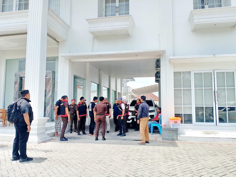JADI SASARAN: Rumah mewah mantan Wakil Bupati Sampang Abdullah Hidayat digeledah tim penyidik Kejari, Senin (22/12).