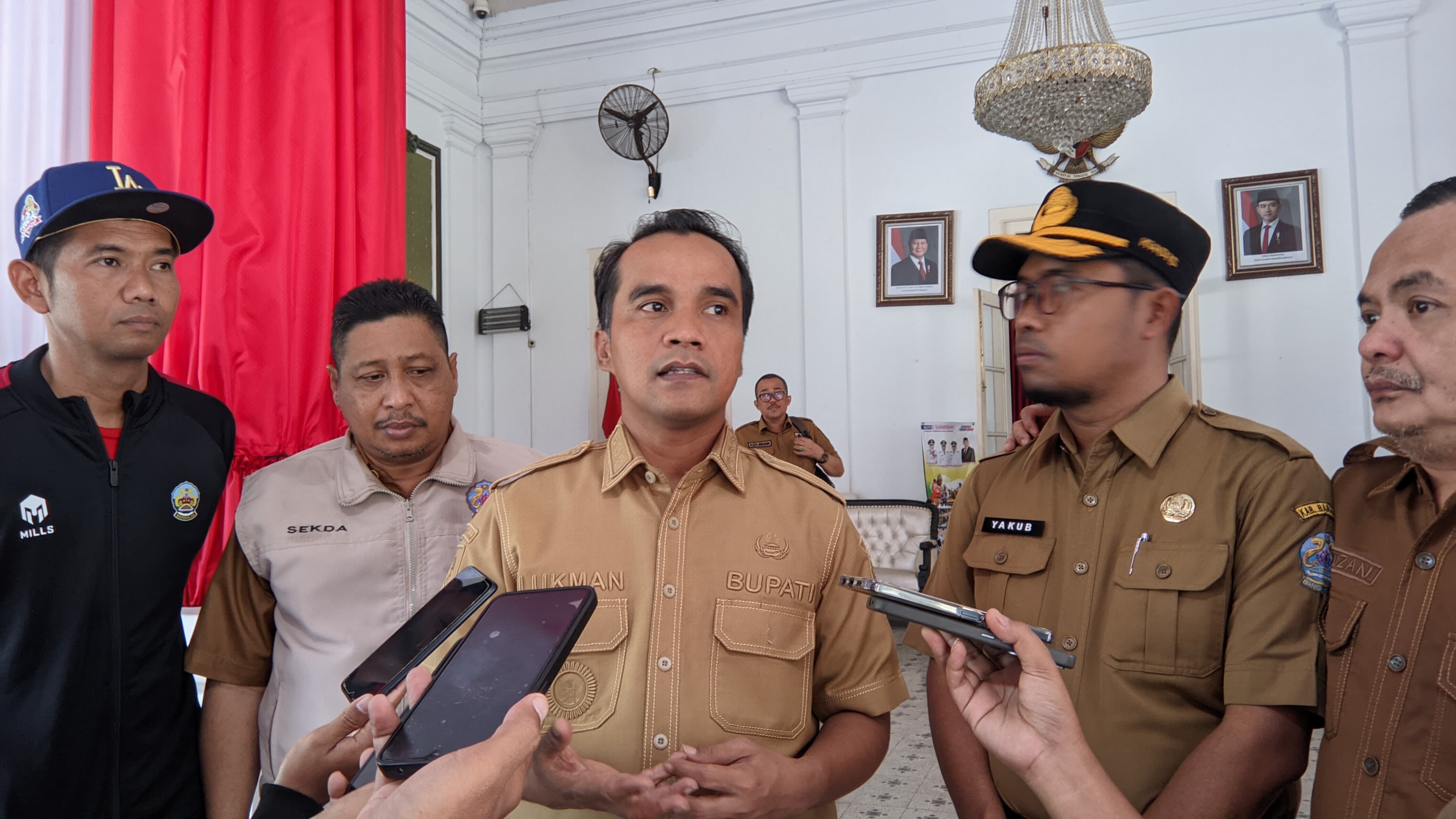 Bupati Bangkalan, Lukman Hakim (tengah) saat memberikan keterangan.