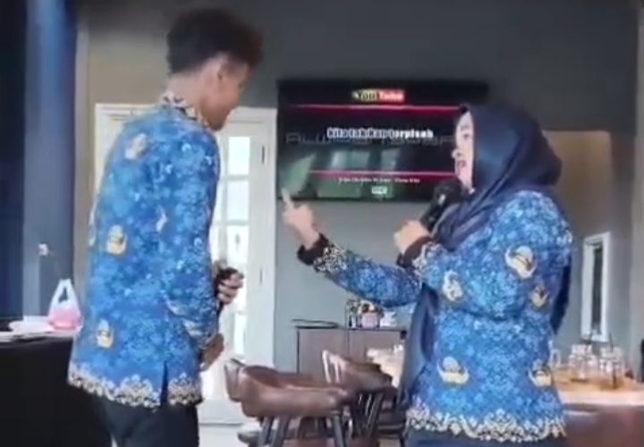 Cuplikan video diduga ASN sedang asyik ber karaoke di sebuah cafe di Bangkalan.