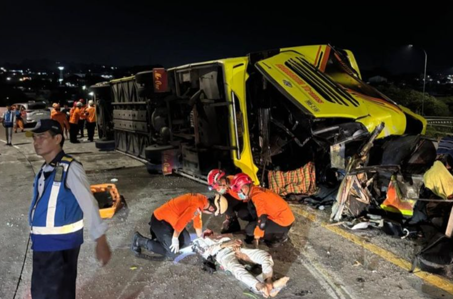 Kecelakaan maut terjadi di ruas simpang susun Exit Tol Krapyak Kota Semarang, Jawa Tengah terjadi pada Senin (22/12/2025) pukul 00.30 WIB dini hari. (Dok. SAR Semarang)