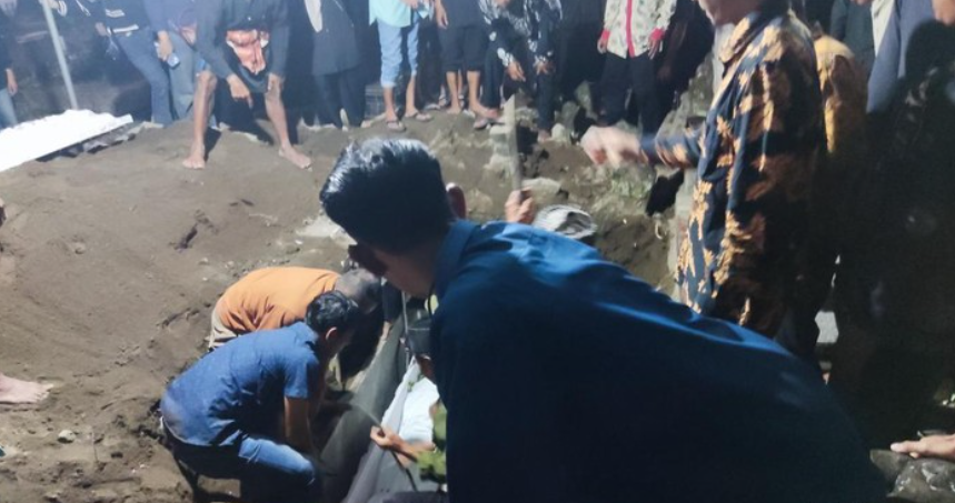 Jenazah ibu dan anak korban kecelakaan maut bus Cahaya Trans di Semarang dimakamkan dalam satu liang di Cangkringan, Sleman, Senin (22/12/2015). (Jauh Hari Wawan S/detikJogja)