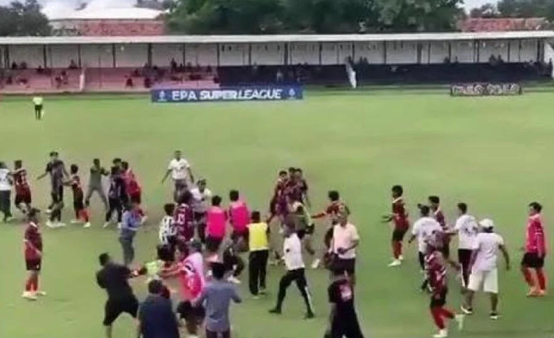 Ricuh Pertandingan Persepam vs Perseba di Madura. (Sumber : Veros Afif/tvOne/Pamekasan)