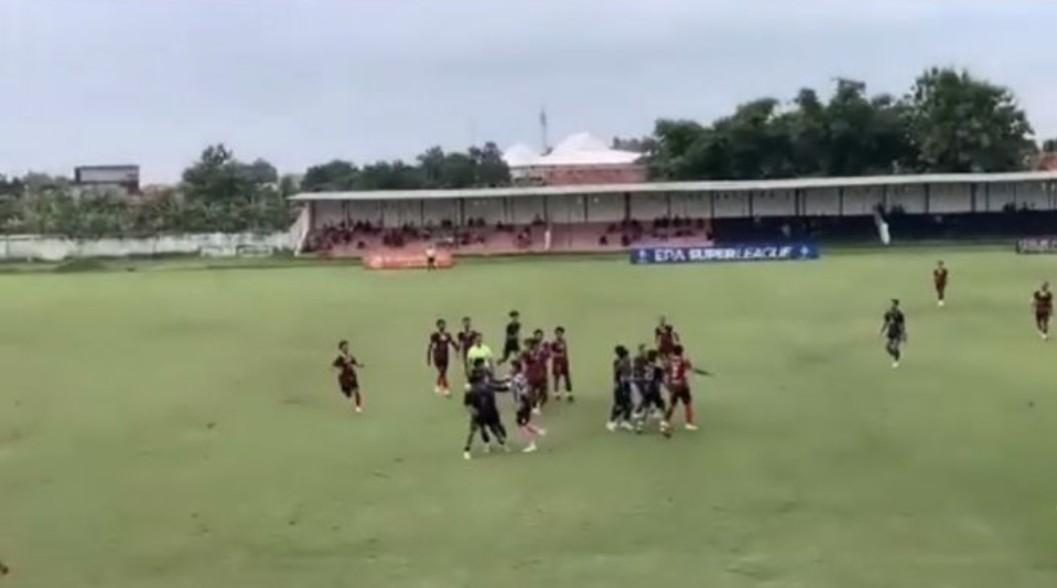 Tangkapan layar video saat keributan pada laga uji coba Persepam Pamekasan Vs. Perseba Bangkalan