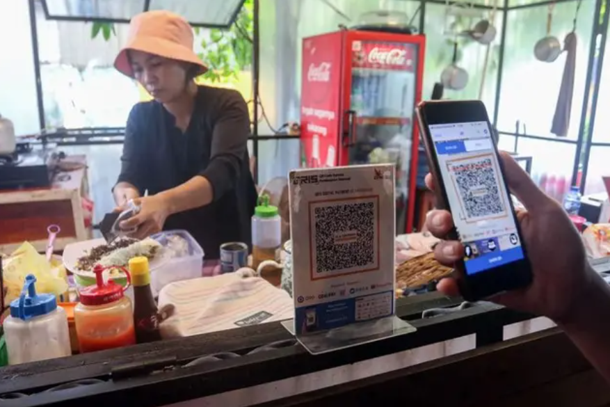 Ilustrasi pembayaran non tunai dengan menggunakan QRIS. (Foto: Prokal)