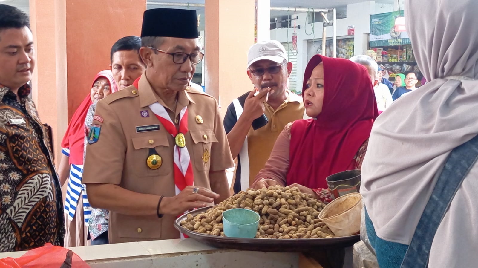 MERAKYAT: Bupati Pamekasan KH Kholilurrahman turun langsung memantau penataan Pasar Kolpajung, Kamis (18/12).