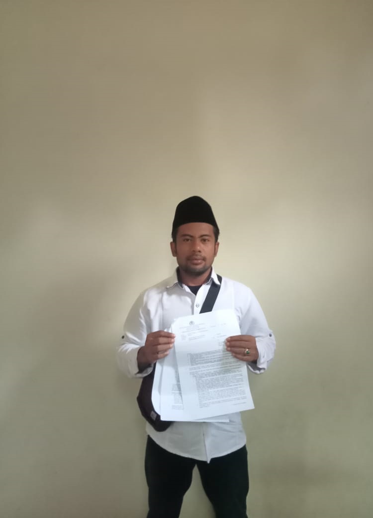 MEMINTA KEADILAN: Pelapor Suherman memperlihatkan bukti laporan dugaan penganiayaan ke Polres Bangkalan, Minggu (12/10).&nbsp;
