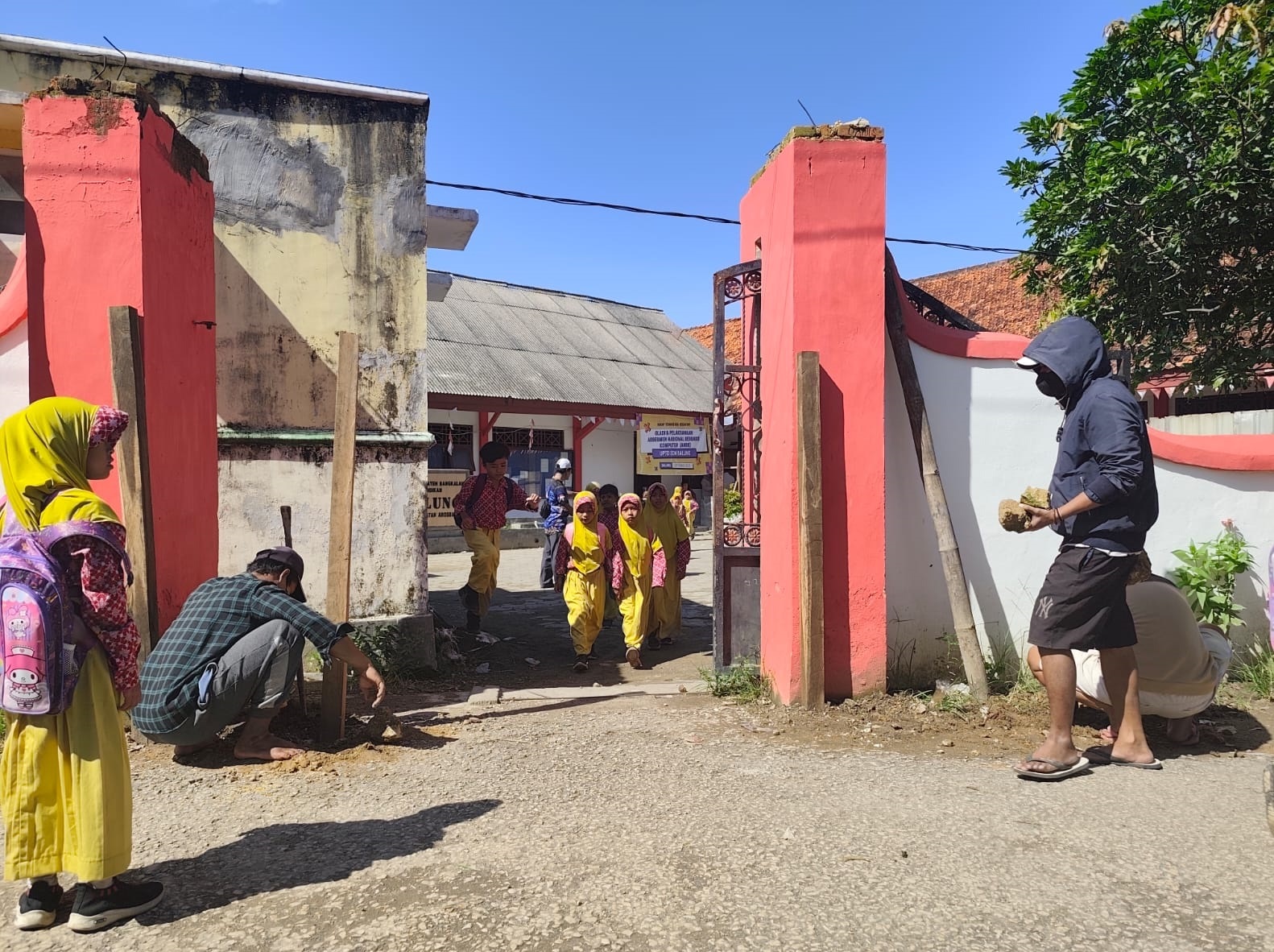 BERMASALAH: Warga menyegel gerbang SDN Balung 1 Kecamatan Arosbaya Rabu (17/12).&nbsp;