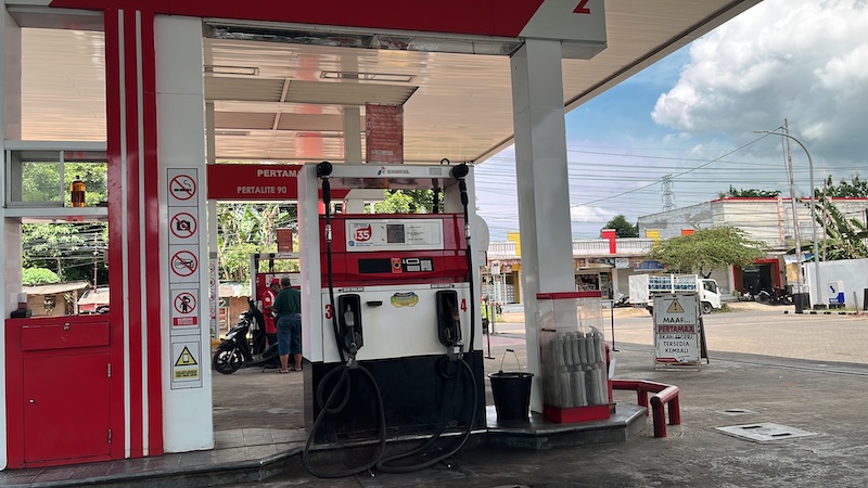 SEPI: Sejumlah kendaraan angkutan terparkir di area SPBU 53.694.10 di Jalan Raya Lenteng, Kecamatan Batuan, Rabu (24/12).