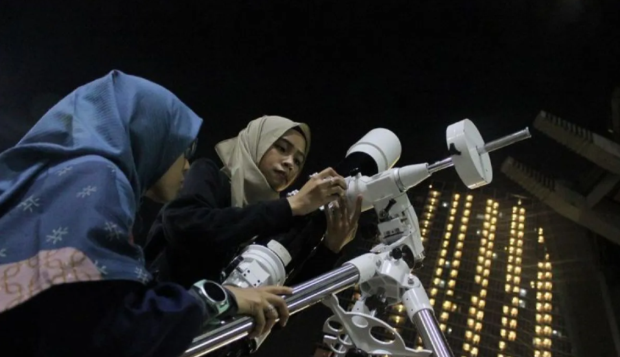 Ilustrasi &ndash; Petugas menyiapkan teropong Sky Watcher Equatorial dalam kegiatan peneropongan langit malam di Planetarium Jakarta, Taman Ismail Marzuki. ANTARA FOTO/Bagus Ahmad Rizaldi.
