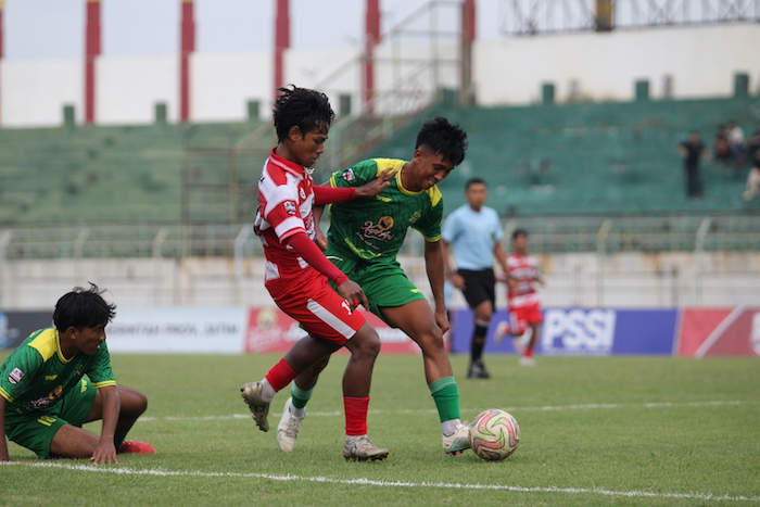 DIHADANG: Pemain Perseba Bangkalan berupaya melewati penjagaan dua pemain Persegres Putra saat pertandingan di Stadion Gelora Bangkalan (SGB), Kamis (11/12).