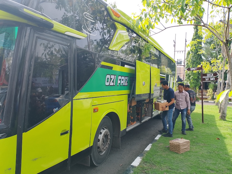 DIAMANKAN: Petugas kepolisian memeriksa barang bukti rokok ilegal yang disita saat konferensi pers, Selasa (23/12).