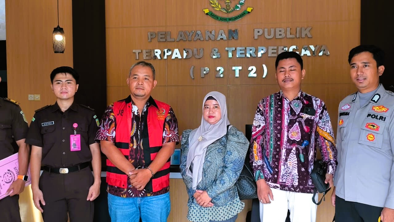 PELIMPAHAN PERKARA: Tersangka tipikor Mohammad Shohib diserahkan ke Kejari Bangkalan, Rabu (24/12).