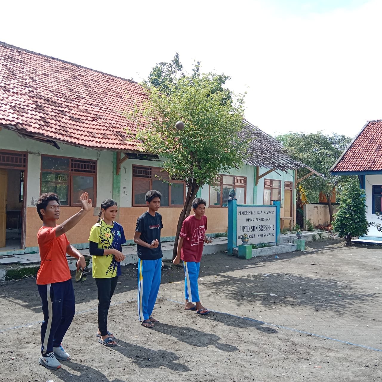 PENUH SEMANGAT: Atlet FOPI Sampang mengikuti latihan rutin di halaman SDN Sreseh 2 Sampang, Kamis (27/11).
