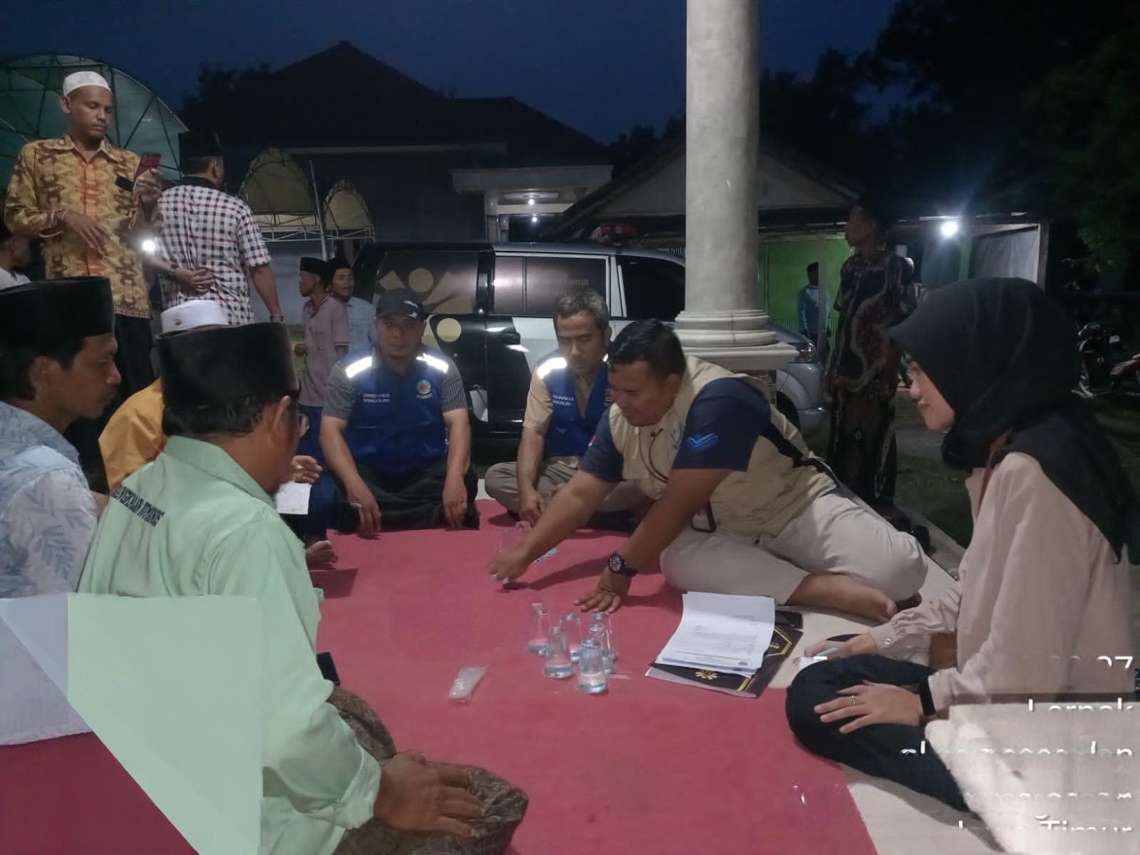 Petugas saat mengantarkan jenazah PMI Asal Desa Lerpak, Kecamatan Geger, Bangkalan.
