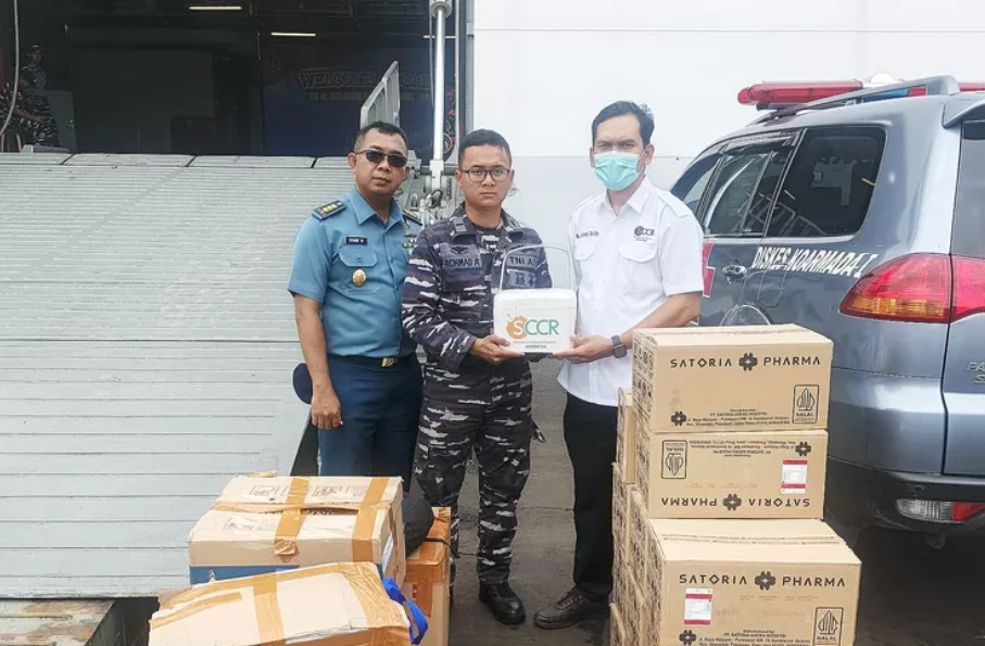 Perwakilan SCCR Indonesia (kanan) menyerahkan bantuan kepada korban bencana alam di Aceh melalui TNI AL di Dermaga Kolinlamil, Tanjung Priok, Jakarta, Selasa (23/12/2025) lalu.(suaramerdeka.com/dok)