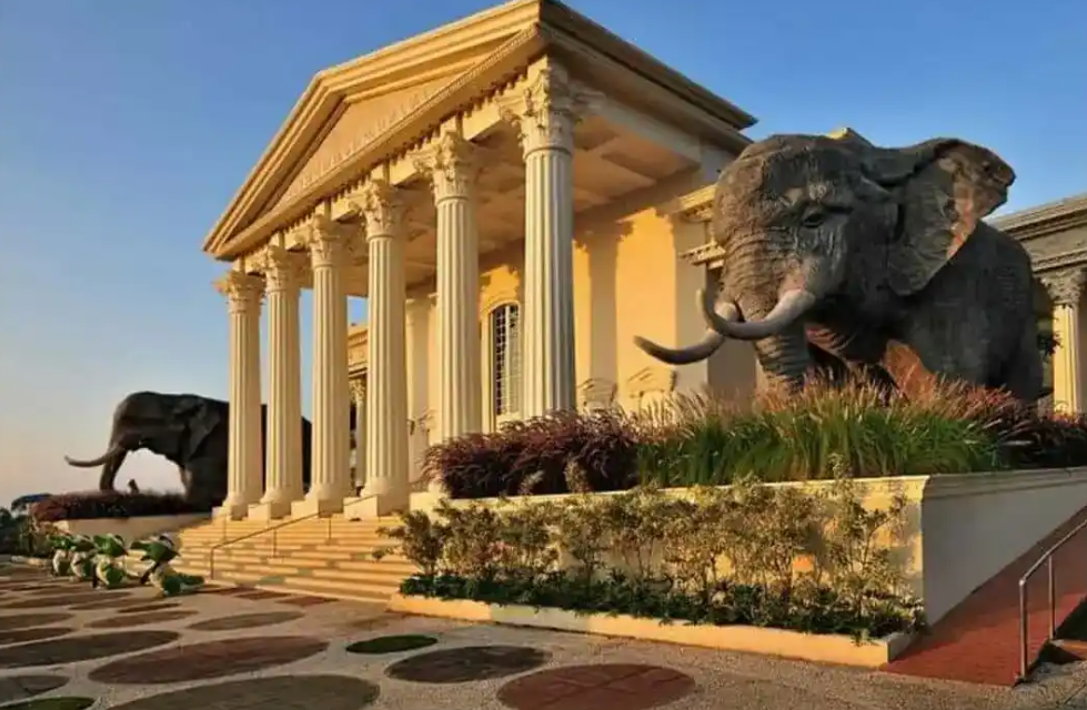 Taman rekreasi dan edukasi yang menampilkan kebun binatang modern serta museum satwa.