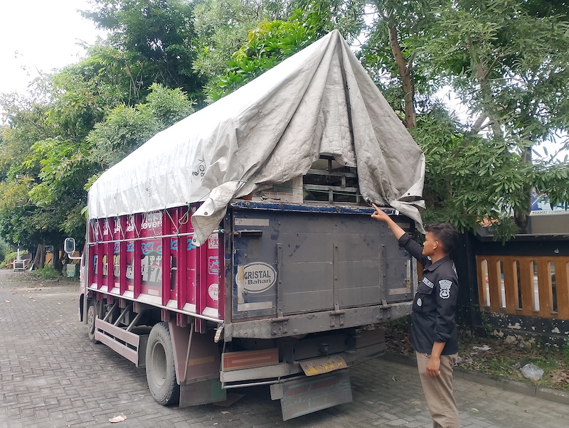 DIAMANKAN: Polisi menunjukkan truk bermuatan rokok ilegal yang diamankan Satreskrim Polres Sampang, Kamis (25/12).&nbsp;
