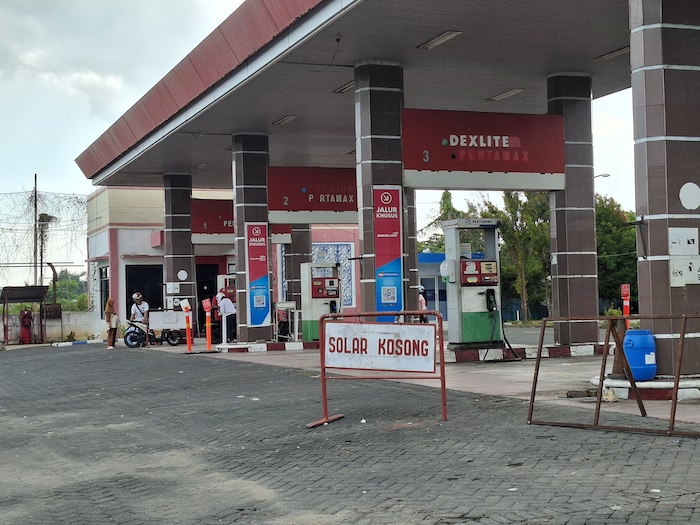 SEPI: Papan informasi kekosongan solar dipasang di depan jalur pengisian di SPBU Pertamina 54.694.08 di Jalan Arya Wiraraja, Gedungan, Kecamatan Batuan, Sumenep, Kamis (25/12).&nbsp;
