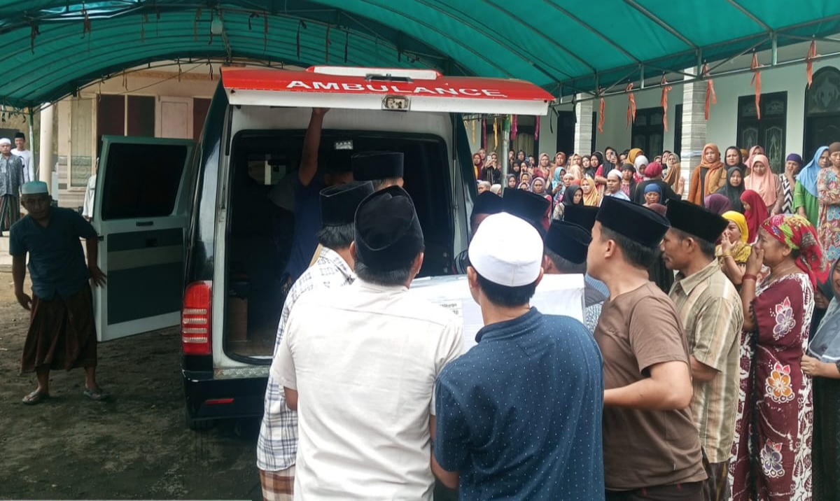 Jenazah PMI Ilegal Asal Desa Sadah, Galis Bangkalan saat tiba di rumahnya.