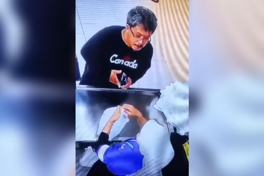 Dosen ASN berinisial AS terekam CCTV meludahi kasir wanita di swalayan Jalan Perintis Kemerdekaan, Tamalanrea, Makassar (24/12/2025). (Instagram/TeropongMakassar)