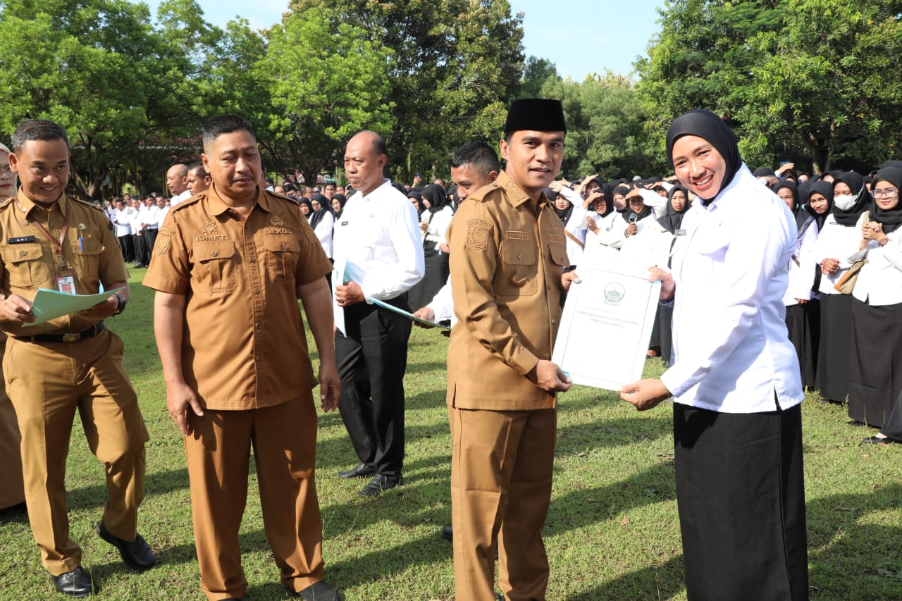 Bupati Bangkalan, Lukman Hakim saat menyerahkan SK PPPK Paruh waktu di Halaman Kantor Pemkab Bangkalan, Senin (29/12/2025).