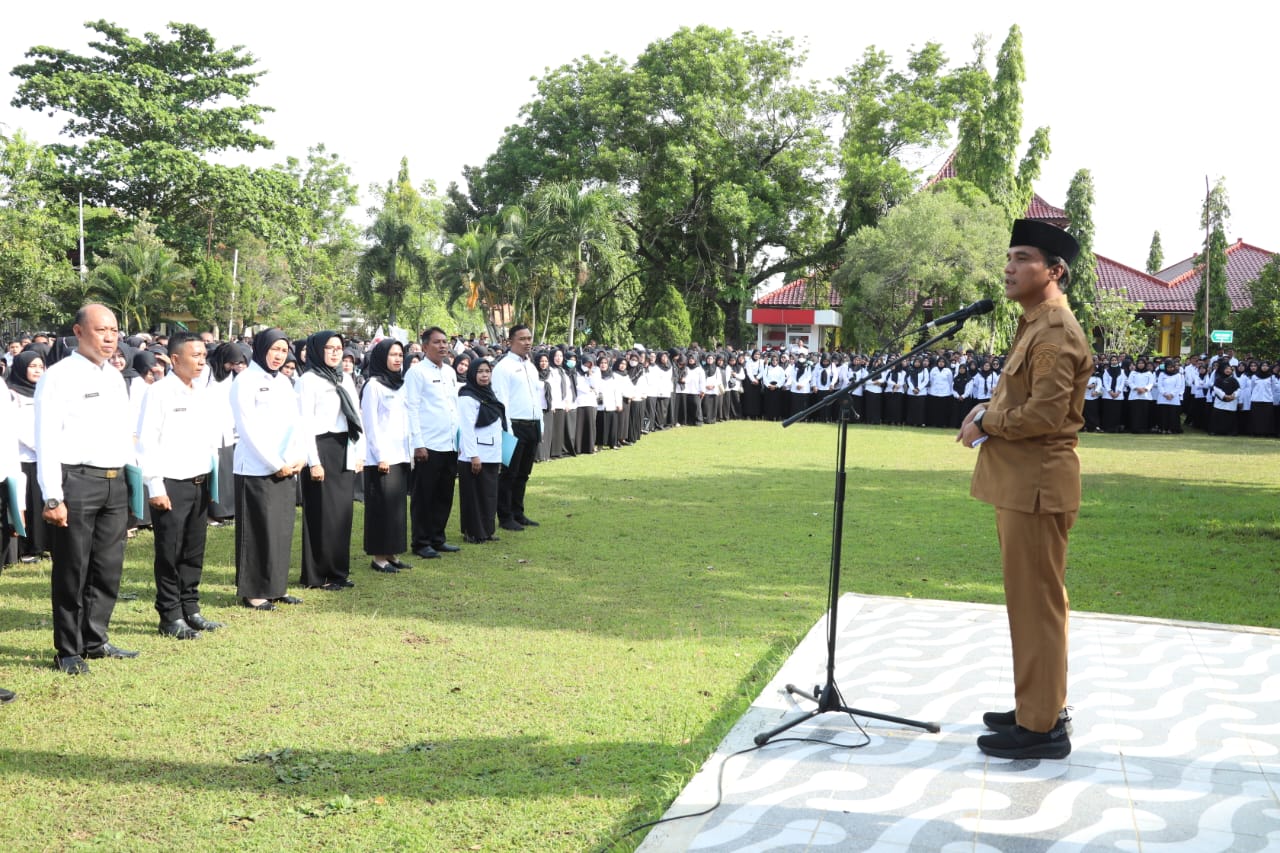 Bupati Bangkalan lukman Hakim saat memberikan sambutan di acara penyerahan SK PPPK Paruh Waktu.