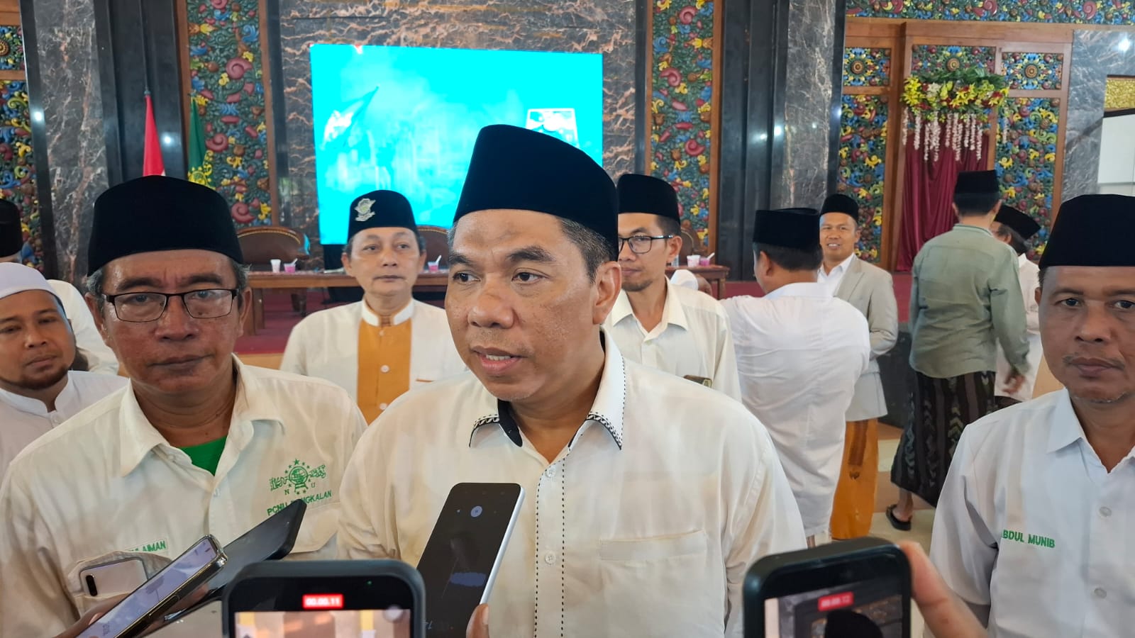 KH Zulfa Mustafa saat di wawancara dalam acara Tasyakuran dan Dialog Kebangsaan yang digelar oleh PCNU Bangkalan di Gedung Rato Ebuh, Senin (29/12/2025).