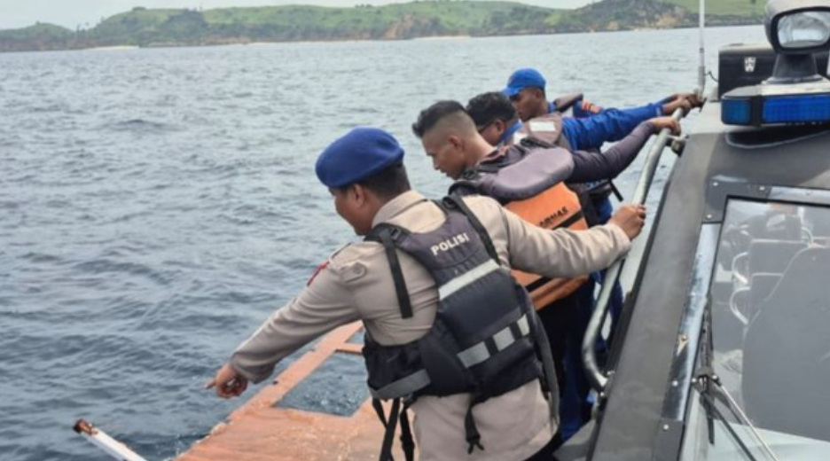 Tim SAR gabungan saat menemukan serpihan kapal wisata KM Putri Sakinah yang mengalami kecelakaan kapal di perairan Pulau Padar, Labuan Bajo, (ANTARA/HO-Kantor Basarnas Maumere)