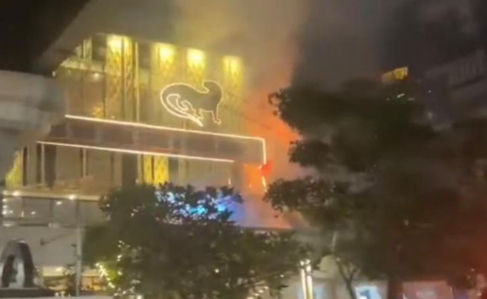 Sebuah papan reklame atau billboard yang berlokasi di samping Mal Sarinah, Jalan MH Thamrin, Menteng, Jakarta Pusat, dilaporkan terbakar. Foto: Dok. Istimewa.