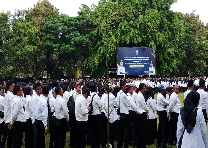 Pegawai PPPK paruh waktu tenaga pendidikan saat penyerahan SK di Halaman Kantor Pemkab Bangkalan.