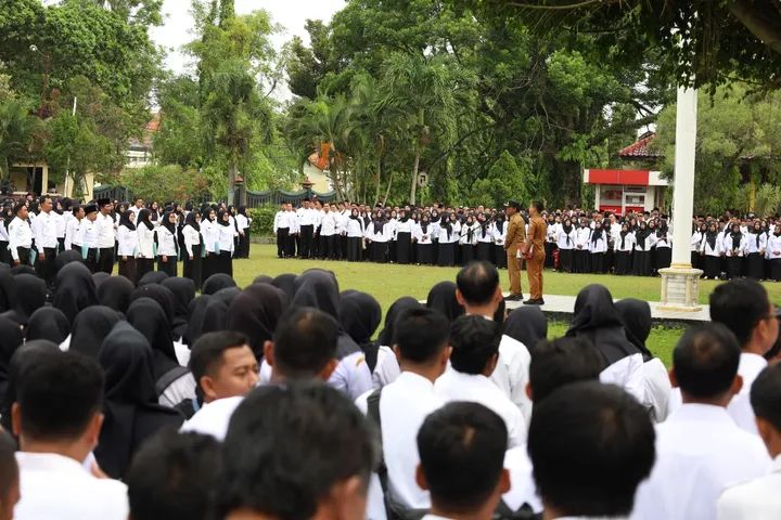 Upacara penyerahan SK PPPK Paruh Waktu Tenaga Kependidikan oleh Bupati Bangkalan Lukman Hakim di Halaman Pemkab, Selasa (30/12/2025).